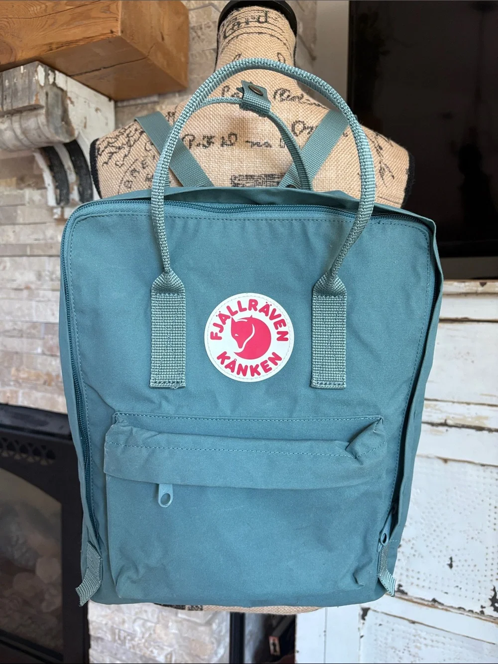 Fjallraven Kanken classic backpack in frost green clean